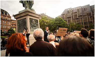 Photographie d'une prise de parole sur la place Klébar lors d'une manifestation à Strasbourg